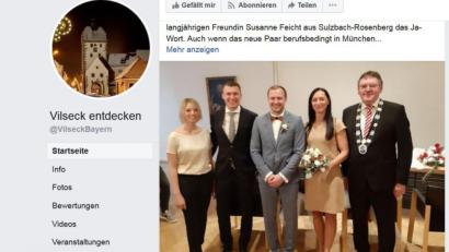 Bild: Facebook (Vilseck entdecken@VilseckBayern)
Tobias Fink (Mitte) hat am Freitag seiner langjährigen Freundin Susanne Feicht (rechts daneben) das Ja-Wort gegeben. Die Zeremonie nahm Vilsecks Bürgermeister Hans-Martin Schertl (rechts) vor. Trauzeugen waren Oliver Fink (Zweiter von links) und Marina Gebhardt (links), die Schwester der Braut.