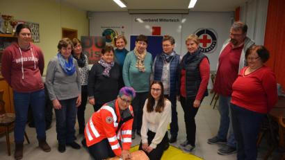 Bild: jr
Viel gelernt haben Landfrauen aus Mitterteich und Umgebung um Kreisbäuerin Irmgard Zintl (Dritte von rechts) bei einem Erste-Hilfe-Kurs unter der Leitung von Manuela Görschel (vorne links). Die Idee hatte Erika Stock (Dritte von links).