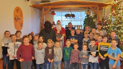 Bild: hl
Das Foto zeigt den SVW-Nachwuchs mit dem (hinten von links) Krampus, Stefanie Schrembs und dem Nikolaus sowie Jugendleiter Harry Schupfner.