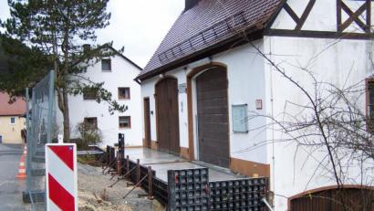 Bild: rrd
Der Grundstock ist gewissermaßen noch vor Weihnachten fertig geworden am Hirschbacher Feuerwehrhaus. Der örtliche Bauunternehmer hat damit sein Ziel erreicht.