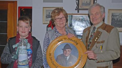 Bild: wee
Den Karl-Rupprecht-Gedächtnispokal – ein Wanderpokal - ging mit 3,1-Teiler an Tobias Laufmann (links). Renate Rupprecht (Mitte) hat den Pokal in Erinnerung an Karl Rupprecht, der 2019 seinen 100. Geburtstag gefeiert hätte, gestiftet. Die Scheibe zeigt Gründungsmitglied Karl Rupprecht, rechts im Bild Schützenmeister Johann Dotzler.