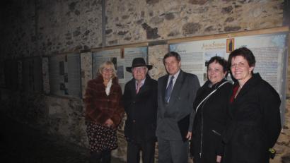 Bild: eib
Auch über den Winter gibt es eine Präsentation an der Außenfassade des CeBB. Eingerahmt von Trägervereinsvorsitzender Irene Treäxler (links) und CeBB-Leiterin Veronika Hofinger (rechts) stehen die Initiatoren der Ausstellung Ivo Dubský (Mitte) und Marta Volfíková (2.v.r) vom Verein Mikuláš und Ortsbetreuer Franz Metschl (2. v. l),