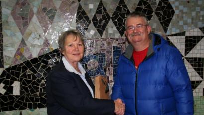 Bild: fpoz
BRK-Bereitschaftsleiterin Gabi Beer-Langer (links) dankte Günther Fachtan (rechts).