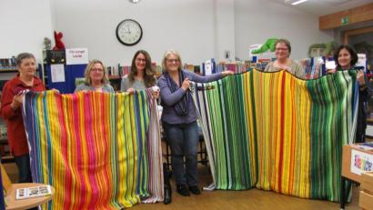 Bild: sei
Susanne Hausmann (Dritte von rechts) arbeitete für ihren Man als Geburtstagsgeschenk eine Wetterdecke mit den Temperaturen aus dem Jahr 1972 in seinem Geburtsort im Harz nach. Martina Lucke (Dritte von links) wurde von ihr angesteckt und häkelte in diesem Jahr mit den Temperaturen das ihr Thermometer im Garten anzeigte eine Wetterdecke. Die Farben Orange, Rot, Pink und Fuchsia zeigen die hohen Temperaturen ab 25 Grad an. Bei Luckes Decke kann man ablesen dass es da 2019 in Mantel wesentlich höhere Temperaturen gab als 1972 im Harz.
