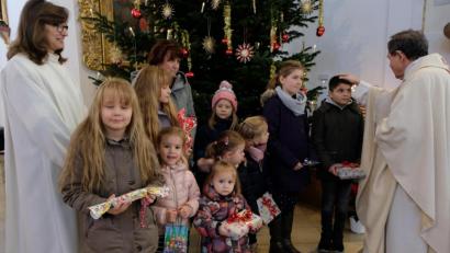 Bild: le
Pfarrer Max Früchtl segnet am "Fest der Heiligen Familie" die Kinder.