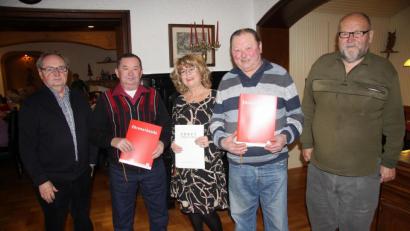 Bild: wro
Vorsitzender Karlheinz Zandt (rechts) und Zweiter Vorsitzender Erich Hader (links) zeichneten im Hotel "Deutsches Haus" Karlheinz Deubzer, Angela Gronau und Karl Bergler (ab Zweiter von rechts) für ihre langjährige Mitgliedschaft bei der IG Bauen-Agrar-Umwelt aus.