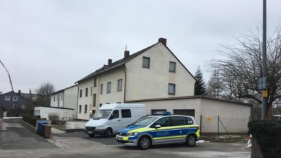 Bild: gsb
Rund um dieses Mehrfamilienhaus in Altenstadt/WN ermittelt gerade die Kriminalpolizei Weiden: Eine 22-Jährige ist darin am Mittwochmorgen tot aufgefunden worden.