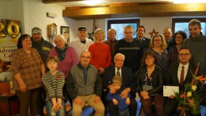 Bild: du
Im großen Familien- und Verwandtenkreis feiert der bekannte Metzgermeister in Ruhe, Rudolf Niedermayer (vorne, Mitte) im Sindersberger-Altenheim den 95. Geburtstag. Die Glückwünsche der Gemeinde Schirmitz übermittelt dabei Bürgermeister Ernst Lenk (vorne, rechts).