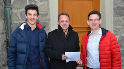 Bild: dob
Markus Mathy aus Waidhaus (links) und David Kirschsieper aus Pleystein (rechts) überreichten an Dekan Alexander Hösl (Mitte) eine Spende in Höhe von 300 Euro für den Kindergarten Don Bosco. Geld, das sie bei einem Benefizkonzert in der katholischen Stadtpfarrkirche in Vohenstrauß erwirtschafteten.