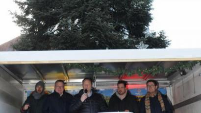 Bild: gfr
Noch steht er, der Christbaum auf dem Marktplatz, aber seine Stunden sind gezählt, denn er kam, ebenso wie der Baum am Malteserplatz, neben zahlreichen Sachpreisen bei der Versteigerung durch Round Table 69 unter den Hammer. Von links: Fabian Wendl, Oberbürgermeister Michael Cerny, Round-Table-Präsident Michael Rogenhofer, Andreas Diehl und Martin Asmus.