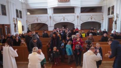 Bild: stn
Stadtpfarrer Häring und Pater Rafau segneten die Kinder