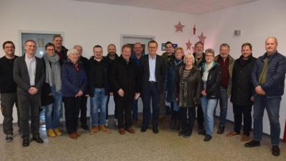 Bild: jr
Glapor-Geschäftsführer Walter Frank (Mitte) gab einer Delegation des SPD-Ortsvereins Mitterteich um Vorsitzenden und Bürgermeisterkandidat Johann Brandl (Neunter von links) Einblicke in die Tätigkeit des im Jahr 2007 gegründeten Unternehmens. Mit dabei war auch SPD-Landratskandidat Thomas Döhler (rechts).