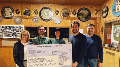 Bild: Marco Kleindienst
Die 1. Vorsitzende der Selbsthilfegruppe krebskranker Kinder Amberg-Sulzbach e. V. Petra Waldhauser (links) bedankt sich bei der Wirtschaftsjunioren. Überreicht wurde der Scheck von (von rechts) IHK-Geschäftsstellenleiter Berhard Reif sowie den Vorständen Dr. Nicolas Strobl, Theresia Kaspar und Stefan Mühleisen.