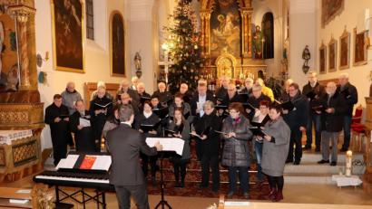 Bild: flt
Unter Leitung von Kirchenchorleiter und Organist Florian Löw wechselnd mit Gesangvereindirigent Rainer Weiß gaben die Gemeinschaft aus Kirchenchor und Sängergemeinschaft Plößberg-Wondreb-Schönkirch mehrere Stücke zum Besten.