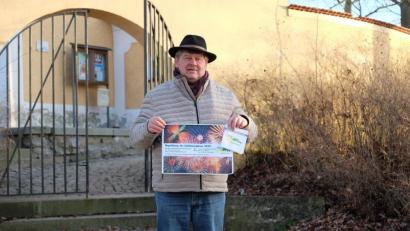 Bild: wlr
Bürgermeister Martin Schregelmann freut sich auf den zahlreichen Besuch der Bevölkerung, um mit ihnen auf dem Kirchberg das neue Jahr 2020 mit einem Brilliant-Feuerwerk der Gemeinde zu begrüßen