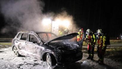 Bild: jma
Der VW brennt komplett aus. Als Brandursache vermutet die Polizei einen technischen Defekt.