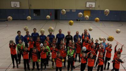 Bild: kro
Spaß und Freude am Sport standen im Mittelpunkt des Hallentorwartcamps, zu dem Huberth Rosner in die Dreifachturnhalle des Stiftland-Gymnasiums geladen hatte.