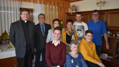 Bild: Karl Schwemmer
Jubilarin Elisabeth Jäger hat es sich hier zwischen ihren Enkeln Florian (links) und Lukas (rechts) gemütlich gemacht. Hinter ihnen stehen (von links) Pfarrer Marek Flasinski, Zweiter Bürgermeister Herbert Lehner, die Töchter Silvia und Michaela, Enkel Marko und Sohn Klaus.
