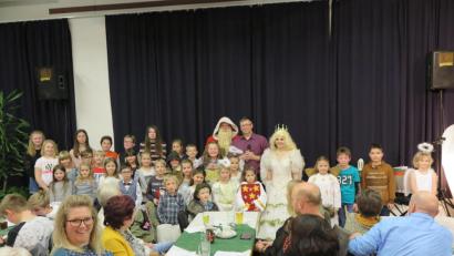 Bild: jzk
Der Nikolaus (Bertram Dürrschmidt), Musikschulleiter Manfred Wegmann und das Christkind (von links) belohnten den Übungsfleiß der Buben und Mädchen mit Weihnachtsgeschenken.