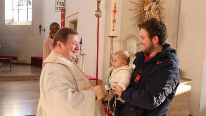Bild: wrm
Stadtpfarrer Hubert Bartel segnet nach dem Gottesdienst die Kinder - egal ob bereits selbst auf den Beinen oder getragen auf den Armen der Eltern, hellwach oder schlafend.