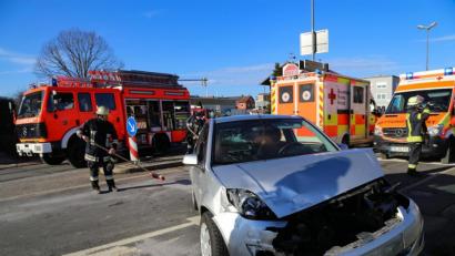 Bild: Roland Wellenhoefer
Der Wagen der Unfallverursacherin wurde rund 15 Meter über die Straße katapultiert.