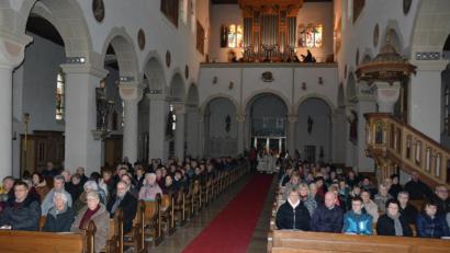 Bild: lnz
Gut besucht war das Weihnachts- und Jahresabschlusskonzert des Kirchenchors St. Jakob in der Stadtpfarrkirche. Die Sänger hatten sich für den Großteil des Programms auf der Empore platziert.