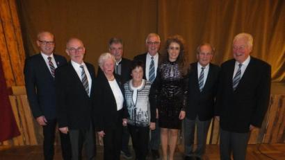 Bild: ibj
Vorsitzender Günter Winter, Ehrenchorleiter Richard Pflamminger und Chorleiterin Jana Müller (von rechts) gratulierten mit Bürgermeister Bernhard Lindner und Zweitem Vorsitzenden Franz Kredler (von links) den geehrten Mitgliedern.