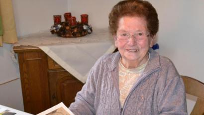 Bild: Lowak
Resi Scharf (84) denkt gerne an die Zeit zurück, in der sie Krankenschwester im Kemnather Krankenhaus war. Besonders die Silvesternacht 1969 ist ihr im Gedächtnis geblieben, denn in dieser Nacht kamen gleich zehn Babys zur Welt.