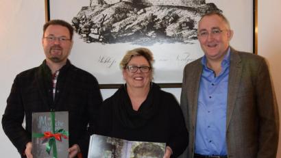 Bild: bö
Mystische Burgen in der Oberpfalz - Mit rätselhaften Geschichten von Oberpfälzer Burgen befasste sich die Schriftstellerin Gabriele Kiesl (Mitte) . Im Hohnburger Rathaus stellte sie ihr neues Werk vor. Von links Bürgermeister Florian Junkes,, rechts Verlagsleiter Josef Roidl vom Buch- und Kunstverlag Oberpfalz.