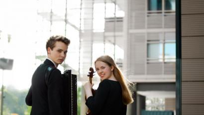 Bild: exb/Natalia Jansen
Martia Wehrmeyer (Violine) und Julius Schepansky (Akkordeon) werden die „Freunde der Kunst“ im Musiksaal des Ortenburg-Gymnasiums erfreuen.