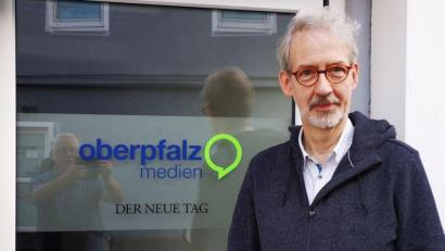 Bild: Thomas Dobler
Manfred Knedlik, hier bei einer Stippvisite der Schwandorfer NT-Redaktion vor wenigen Tagen, gibt die Festschrift zum Nordgautag 2020 in Schwandorf heraus. In der ersten Julihälfte des nächsten Jahres geht das Großereignis unter dem Titel "Kulturfest der Oberpfälzer" über die Bühne.