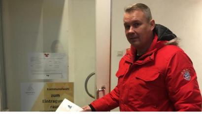 Bild: exb
Markus Mrozek bei seinem Gang ins Amberger Wahlamt.