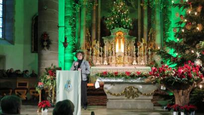 Bild: jzk
Mit ihren gefühlvollen religiösen Liedern berührte Brigitte Traeger die Herzen der zahlreichen Zuhörer in der Kemnather Stadtpfarrkirche.