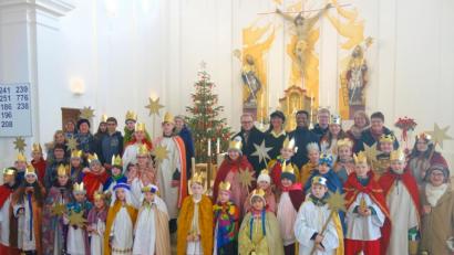 Bild: fjo
Farbenfroh und feierlich steht die Aussendung der Sternsinger im Mittelpunkt des Festgottesdienstes in der Emmeramskirche.