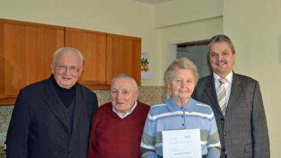 Bild: dob
Mit ihrem Ehemann Karl (Zweiter von links), Pfarrer Gerhard Schmidt (links) und Bürgermeister Andreas Wutzlhofer (rechts) feierte Hildegard Kammerer ihren 90. Geburtstag. Ihre geistige Vitalität ist sehr erstaunlich.