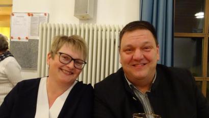Bild: Houschka
Freude nach der Nominierung in Wolfring: Bürgermeister Christian Ziegler
(rechts) und seine Frau Iris. An diesem Abend war allerdings noch unklar, ob nicht aus Högling oder Dürnsricht ein Gegenbewerber für das Amt des Fensterbacher Gemeindeoberhaupts kommen würde. Unterdessen ist aber deutlich geworden, dass Ziegler (52) bei der Kommunalwahl mit hoher Wahrscheinlichkeit allein in Rennen geht.