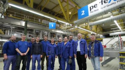 Bild: Felix Saalfrank-Photography, Schott AG/exb
Das SCHOTT-Team der Energieschlosser um Thomas Dubrowski (2.v.r.) hatte im vergangenen Geschäftsjahr die Idee mit dem größten Einsparungspotenzial. SCHOTT braucht zeitweise 150m³ Leitungswasser am Tag weniger. Solche Vorschläge landen bei SCHOTT auf dem Schreibtisch von Ideen-Manager Siegfried Gennari (rechts).