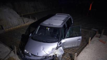 Bild: Polizei
Ein betrunkener 35-Jähriger ist mit seinem Wagen in eine Baugrube gefahren.