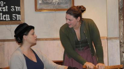 Bild: Schönberger, Ferdinand [fsb]
Zwei, die sich nicht gerade mögen: die Veichtlingerin (links) und die Moorwirtin.