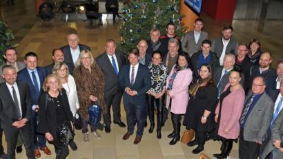 Bild: Dobmeier
Beim traditionellen Silvesterrundgang danken viele CSU-Mandatsträgern den Mitarbeitern im Klinikum Weiden sowie in weiteren öffentlichen Einrichtungen für den Dienst rund um die Uhr am Mitmenschen.