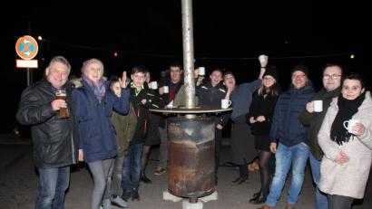 Bild: frd
Rund um die Wärmefeuer haben die „Jungen“ in Niedermurach auf das neue Jahr angestoßen und sich schon auf das Festjahr „Mouara feiert“ im nächsten Jahr eingestimmt.