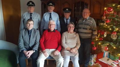 Bild: gi
Manfred Kaiser feierte seinen 80. Geburtstag im Kreise seiner Verwandten und Bekannten. Dazu gratulierte seine Ehefrau Marianne und Bürgermeister Hermann Ach. Eingereiht in die Gratulantenschar hatten sich Vertreter des Fördervereins Schloss Burgtreswitz, des Kriegervereins Burgtreswitz und des Kreisfischereivereins Vohenstrauß.