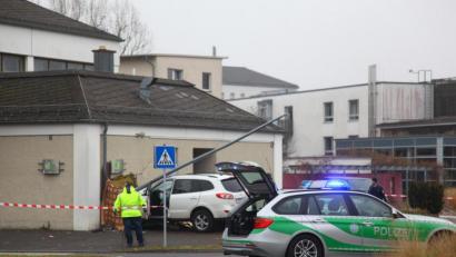 Bild: Wolfgang Steinbacher
Der weiße Geländewagen überfuhr die Mitte des Kreisverkehrs, kam dadurch ins Schleudern und erfasste auf dem Gehsteig vor dem OTV-Studio zwei Menschen. Die Senioren wurden durch den Aufprall so schwer verletzt, dass sie noch an der Unfallstelle starben.