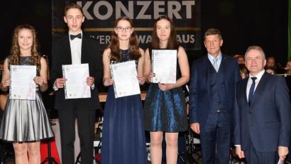 Bild: fjo
Josef Schmucker und Manfred Eberlein überreichen D-II-Abzeichen an Melanie Nahrhaft, Lena Putzer, Sebastian Träger und Kristina Scheibl (von rechts).