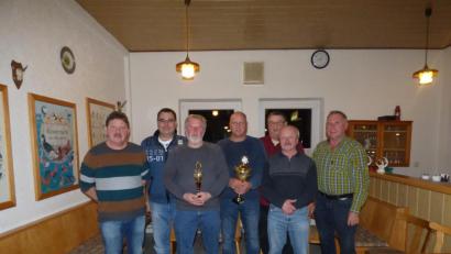 Bild: do
Mit Pokalen und Urkunden zeichnet Josef Dötsch (von links) die RV-Meister 2019 aus. Unser Bild zeigt Holger Kunnert, Gerd Wessels, RV-Meister Rudolf Fremuth, Heinz Kunnert, Hans Kreuzer und Gerhard Brunner.