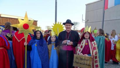 Bild: exb
Die Oberwildenauer Sternsinger begegnen bei der Aussendung Bischof Rudolf Voderholzer.