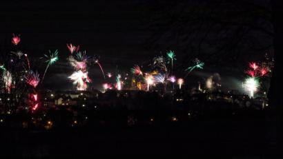 Bild: JOCHEN NEUMANN 
ERBENDORF
Ein buntes Lichtermeer über der Stadt.