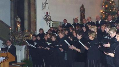 Bild: lgc
Ein begeisterndes Weihnachtskonzert bietet ein eigenes ins Leben gerufener Projektchor, der überwiegend aus den Mitgliedern der Kirchenchöre aus Schlammersdorf und Pullenreuth besteht. Die Leitung hat Matthias Stieger (links), der von Alexander Hecht an der Orgel unterstützt wird.
