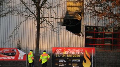 Bild: Andy Eberlein
Auf der Flucht vor der Polizei sind zwei Männer bei Ottensoos (Kreis Nürnberger Land) mit einem gestohlenem Auto in eine Lagerhalle gekracht.