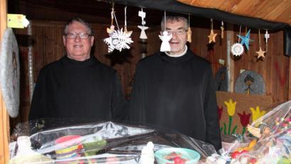 Bild: prh
Seit 52 Jahren lebt der Neustädter Bruder Manuel Witt (links) im Kloster Münsterschwarzach. Seinen eingeschlagenen Lebensweg hat der gelernte Schuster nie bereut. Rechts im Bild Bruder Stefan, ein Steuerberater, der den Neustädter zum Adventsmarkt des OWV begleitete und Produkte aus dem Fair-Handel anbot.